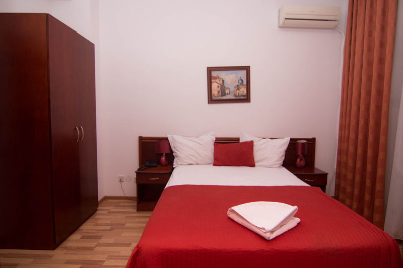 Hotel Reina Boekarest Buitenkant foto